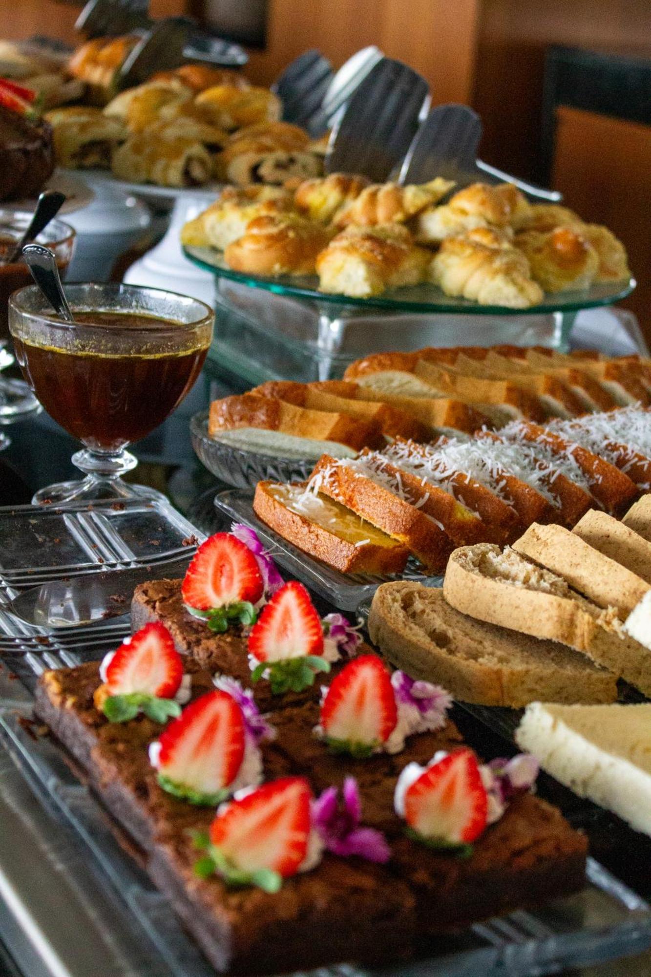 Hotel Senac Ilha Do Boi 비토리아 외부 사진 A selection of Italian pastries
