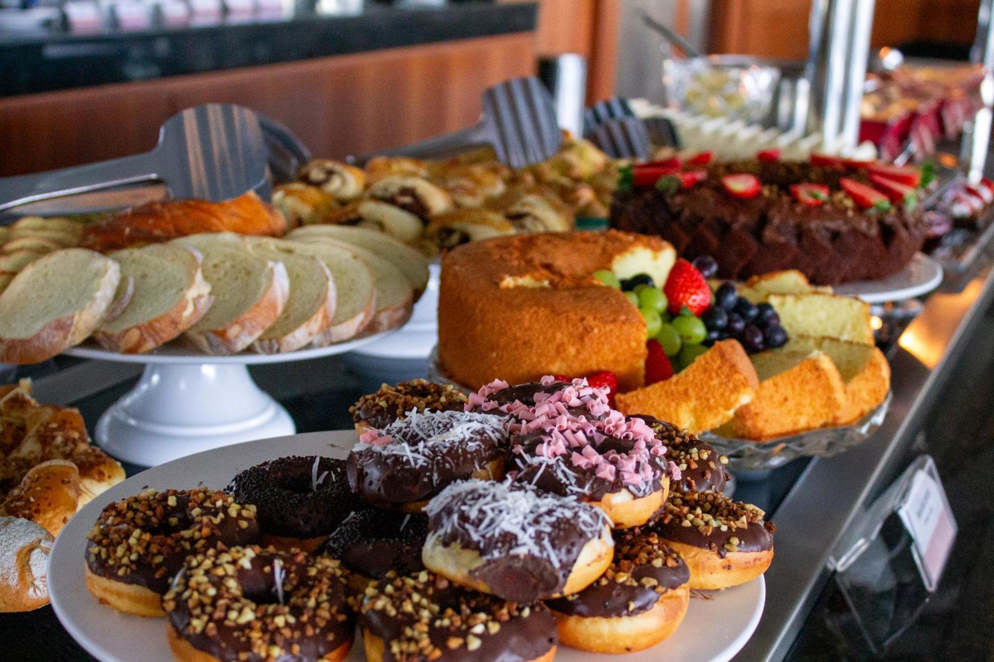 Hotel Senac Ilha Do Boi 비토리아 외부 사진 A selection of cakes